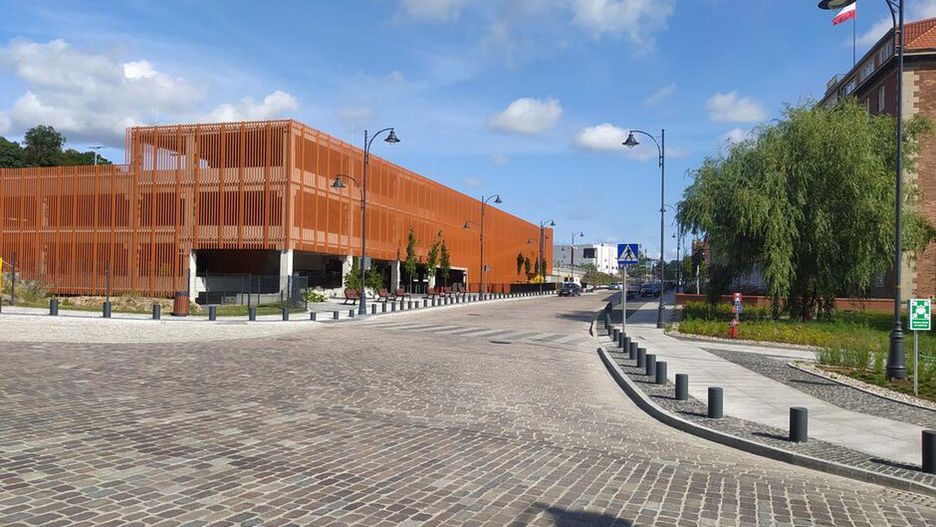 Nowy parking jest przy budynku Urzędu Marszałkowskiego i Urzędu Wojewódzkiego