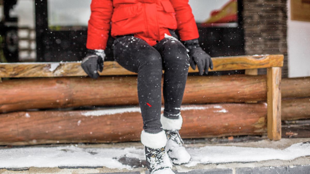 Kobieta siedzi na poręczy 