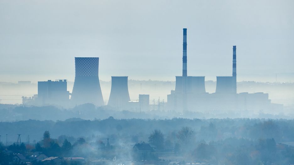 Na zdjęciu smog. W tle fabryki