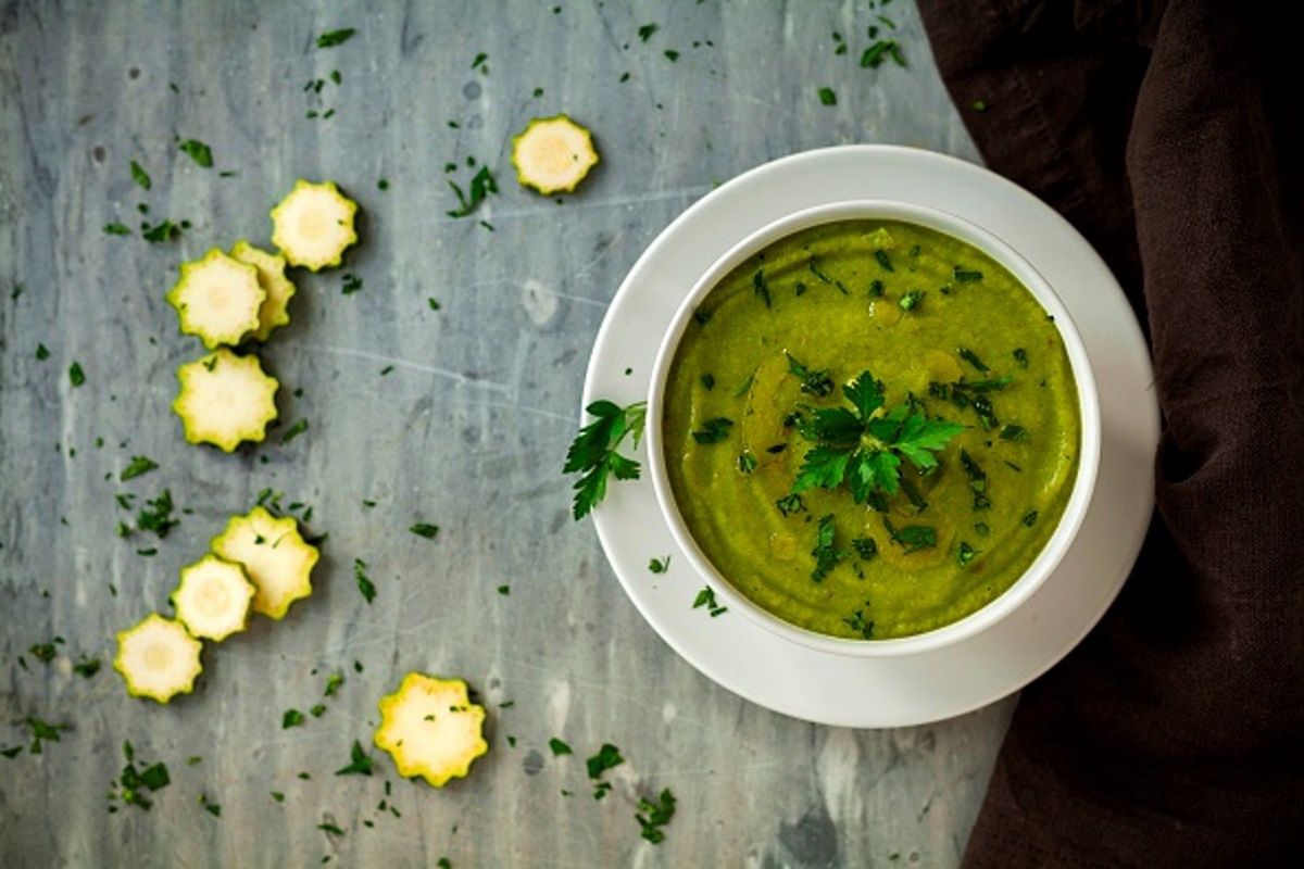 Zupa z cukinii jest łatwa w przygotowaniu i wspaniale smakuje