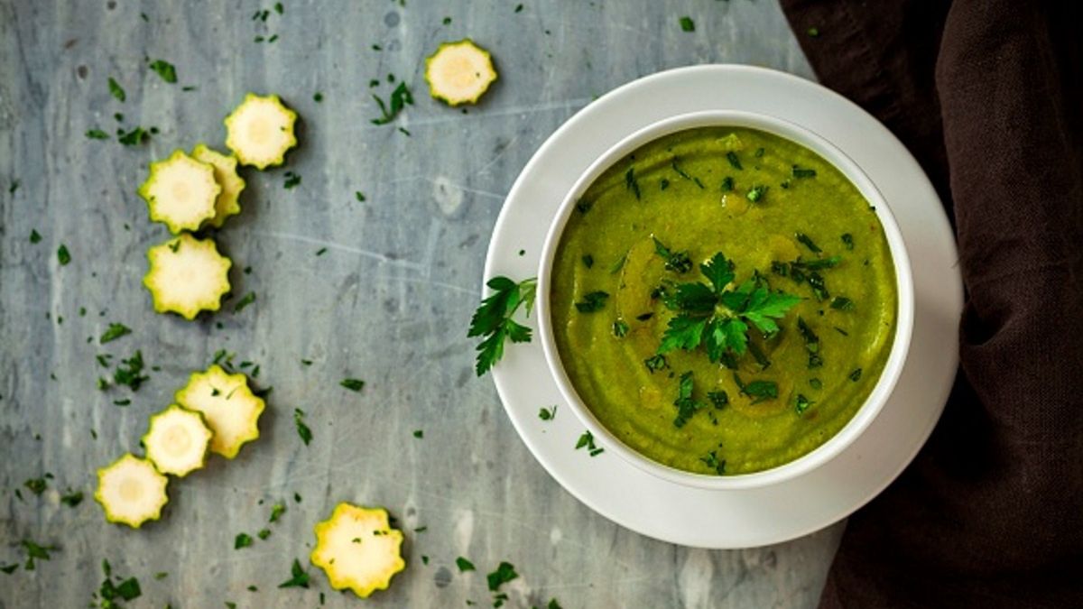 Zupa z cukinii jest łatwa w przygotowaniu i wspaniale smakuje