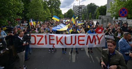 Marsz Wdzięczności Ukraińców przeszedł ulicami Warszawy. "Dziękujemy Polakom" [ZDJĘCIA]