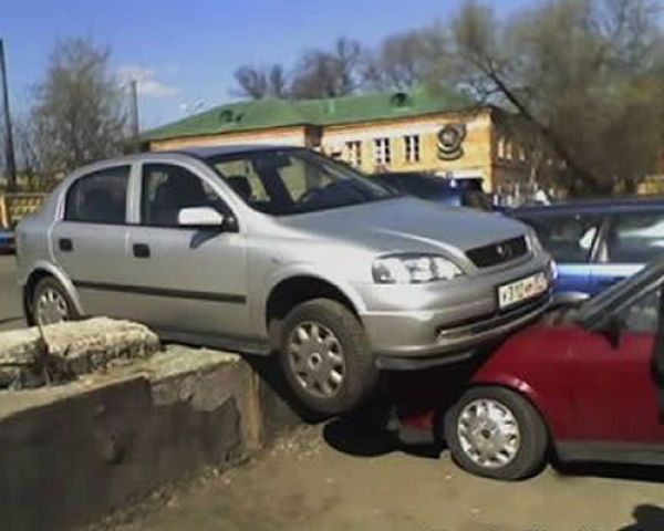 Najdziwniej zaparkowane samochody [galeria] 28