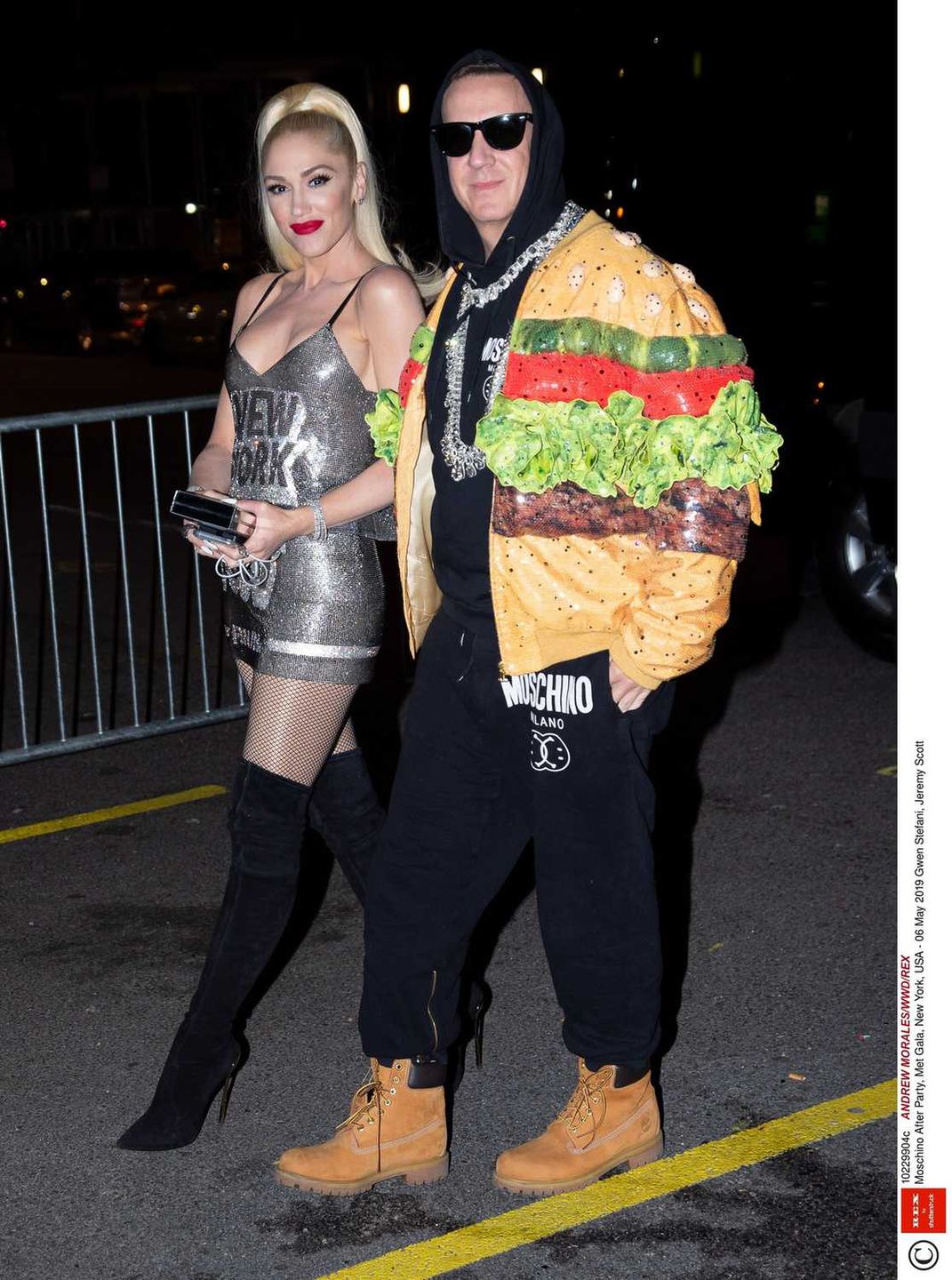 Jeremy Scott w kurtce z nadrukowanym haburgerem