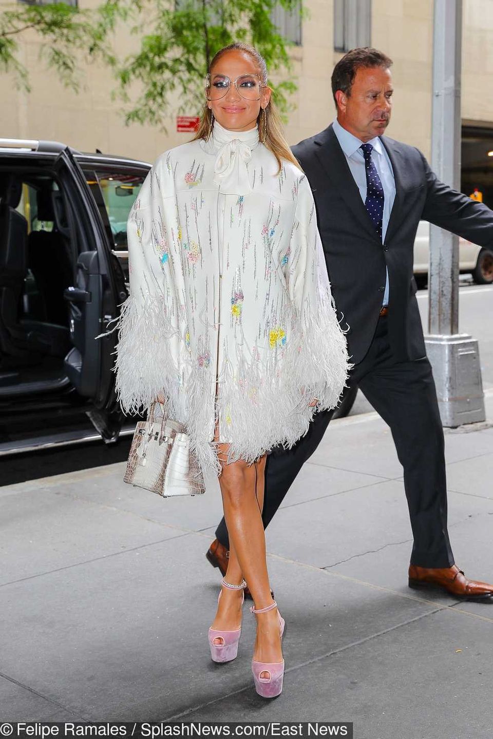 Pierzasta Jennifer Lopez w drodze na wywiad Jimmy Fallon