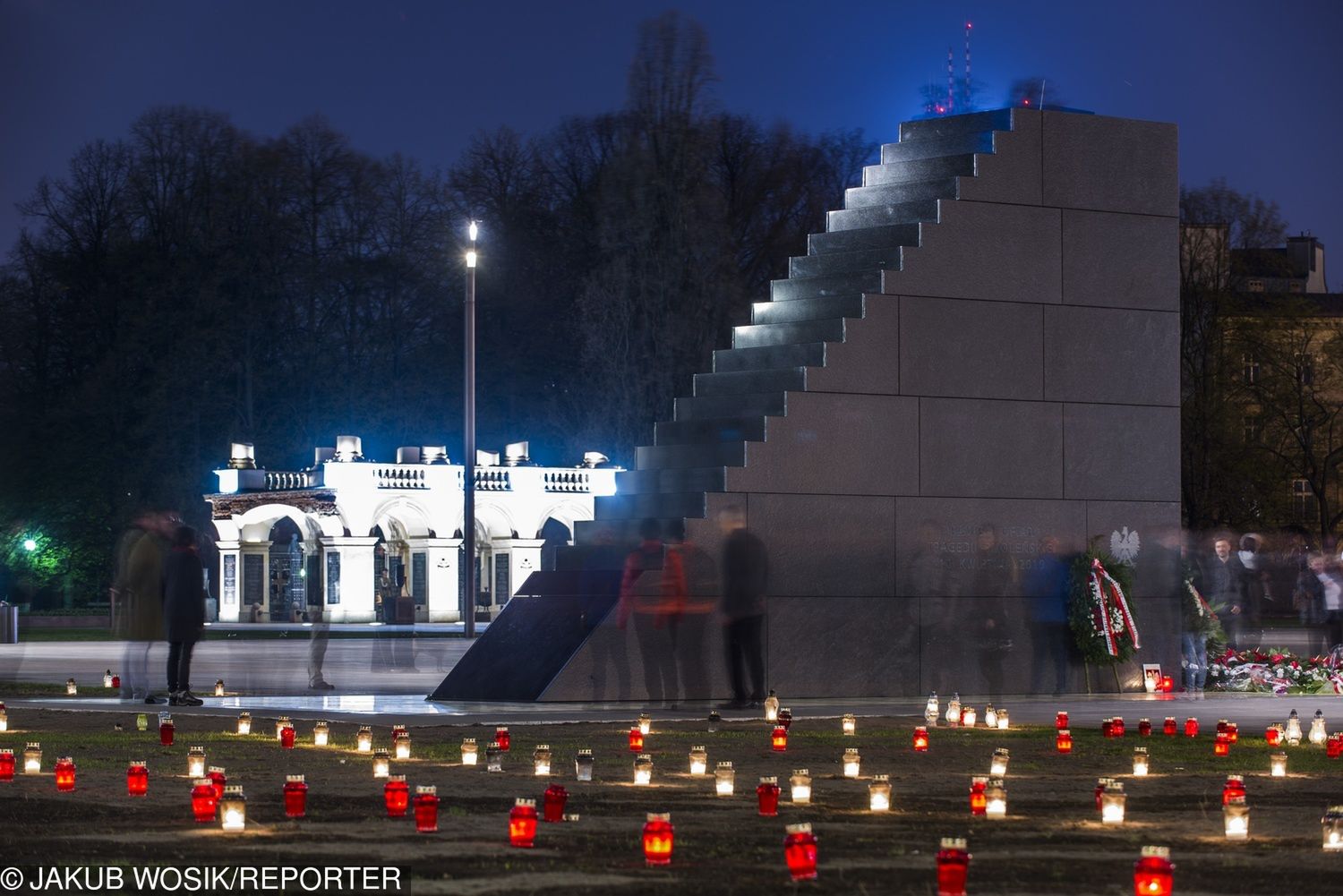 Pomnik ofiar katastrofy smoleńskiej na Placu Piłsudskiego w Warszawie