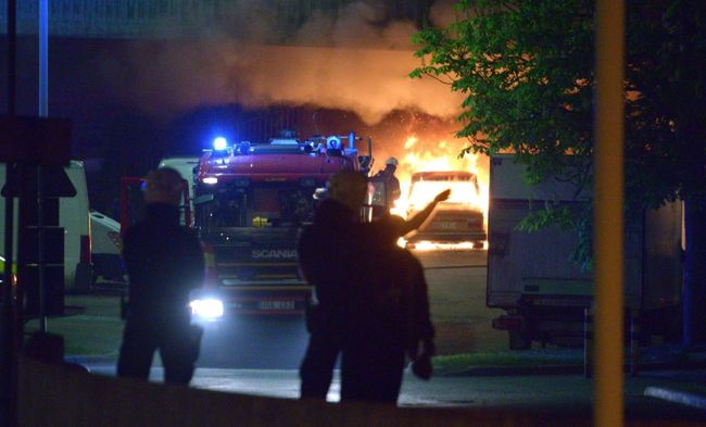 Szwecja: Atak młodzieży na policję na przedmieściach Sztokholmu