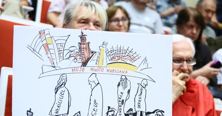 Reprywatyzacja w Warszawie. "Sprawa kamienicy zwróconej Waltzom matką afer"