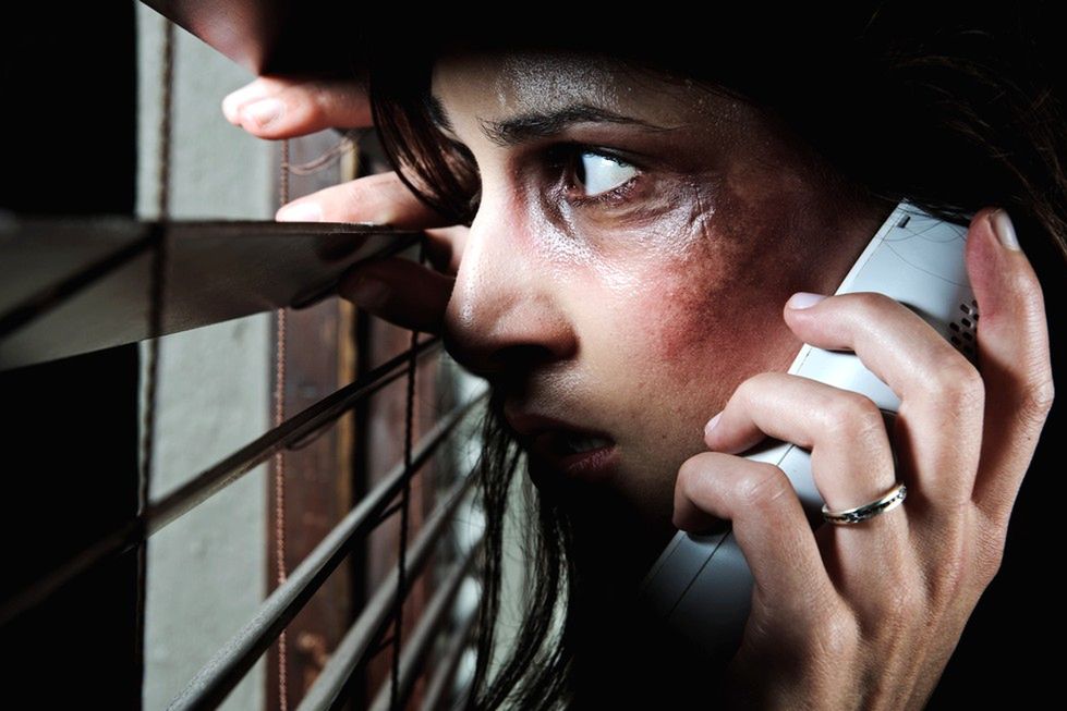 Zdjęcie telefonującej kobiety pochodzi z serwisu Shutterstock