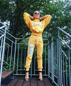 Halina Mlynkova w żółtym dresie na schodach. Fan pomylił ją z inną gwiazdą