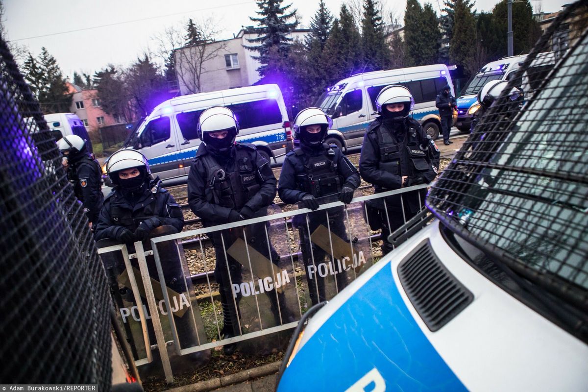 Według mediów, domu Jarosława Kaczyńskiego pilnuje ok. 40 policjantów