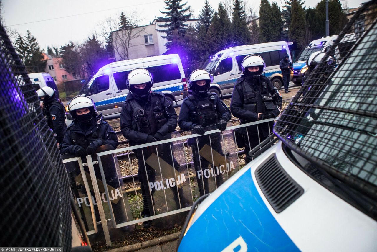 Według mediów, domu Jarosława Kaczyńskiego pilnuje ok. 40 policjantów