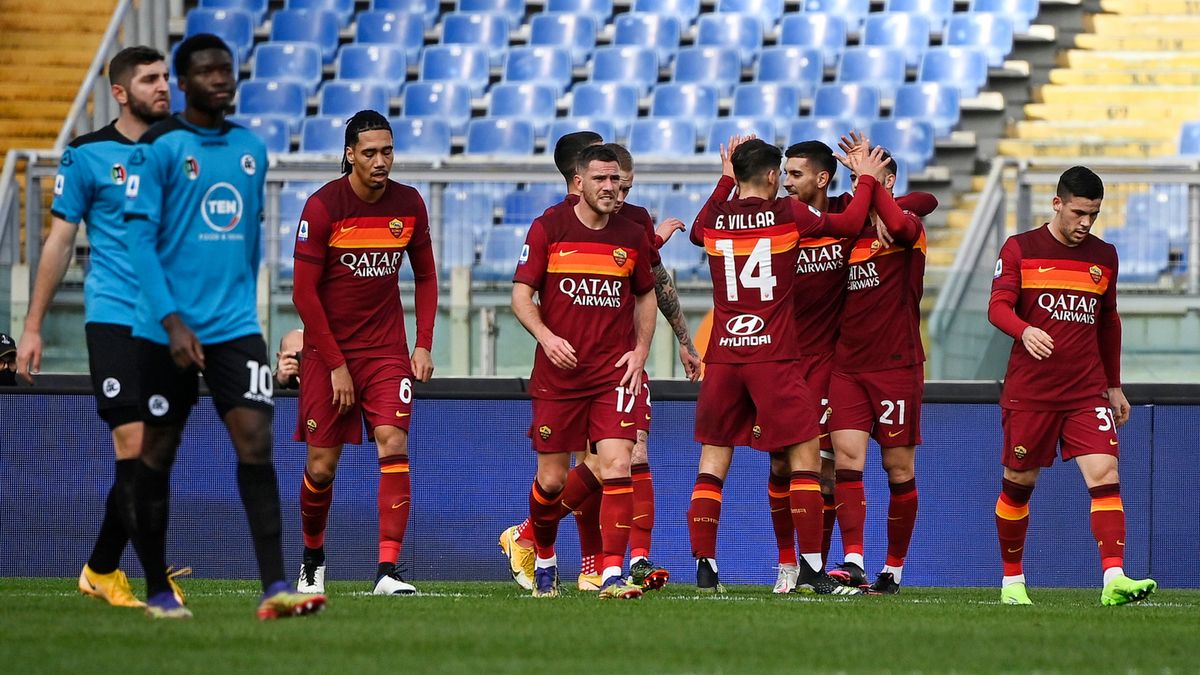 piłkarze AS Roma cieszą się z bramki