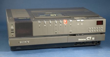 VHS podbiło świat. A przy okazji zabiło lepszy format, o którym niewielu już pamięta