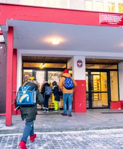 Powrót do szkół. Pierwszy dzień nauki stacjonarnej. "Dziecko płakało ze szczęścia"