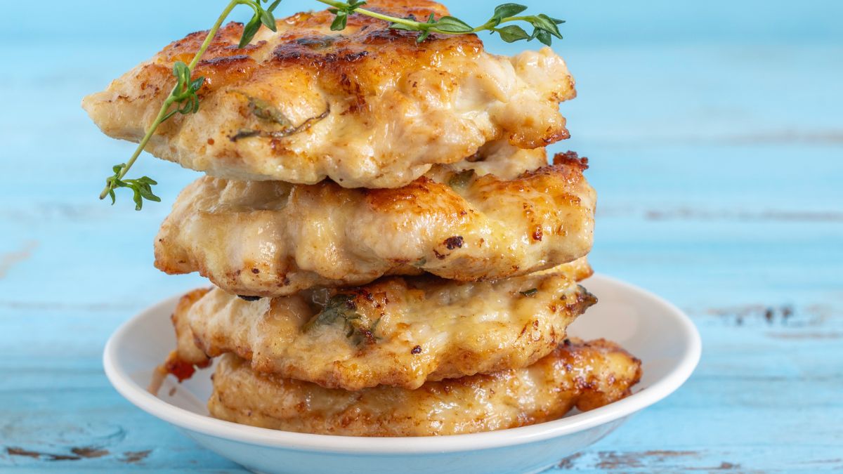 Kotleciki drobiowe z serem i majonezem sprawdzą się na obiad

