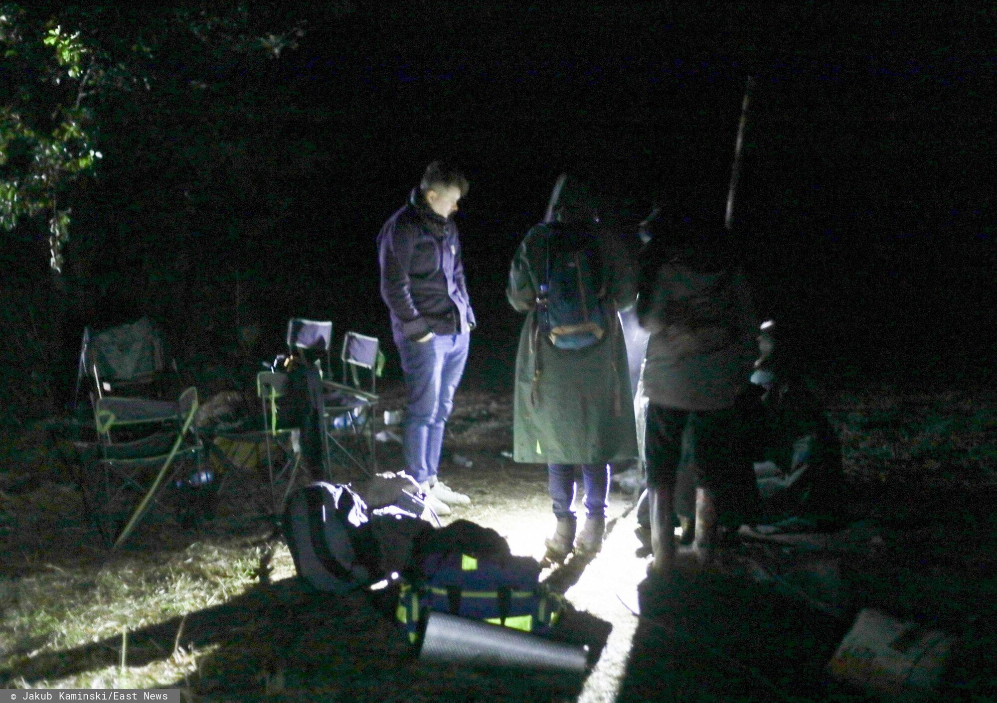 Stan wyj?tkowy na granicy z Bia?orusi?Fot. Jakub Kaminski/East News, Usnarz Gorny (woj. podlaskie), 02.09.2021. Granica polsko-bialoruska. Prezydent wydal 2 bm. rozporzadzenie o wprowadzeniu 30-dniowego stanu wyjatkowego na obszarze czesci wojewodztwa podlaskiego i lubelskiego. N/z noc przy obozowisku w Usnarzu Gornym - pakowanie.Jakub Kaminski
