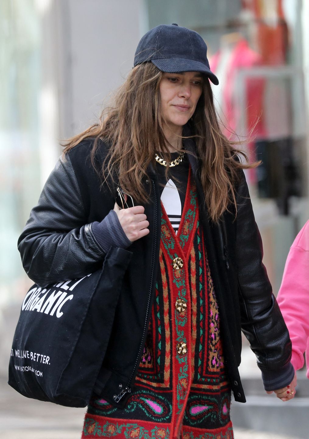 Keira Knightley spaceruje z córką po mieście