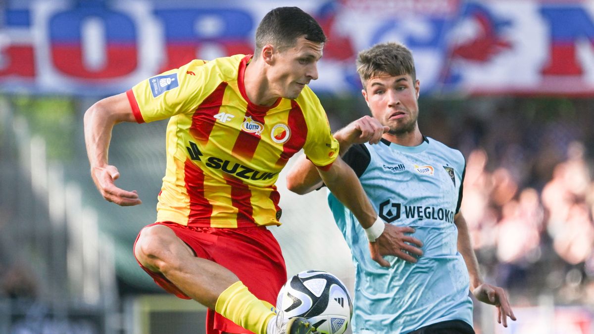 PAP / Piotr Polak / Piłkarz Korony Kielce Jewgienij Szykawka (L) i Kryspin Szcześniak (P) z Górnika Zabrze