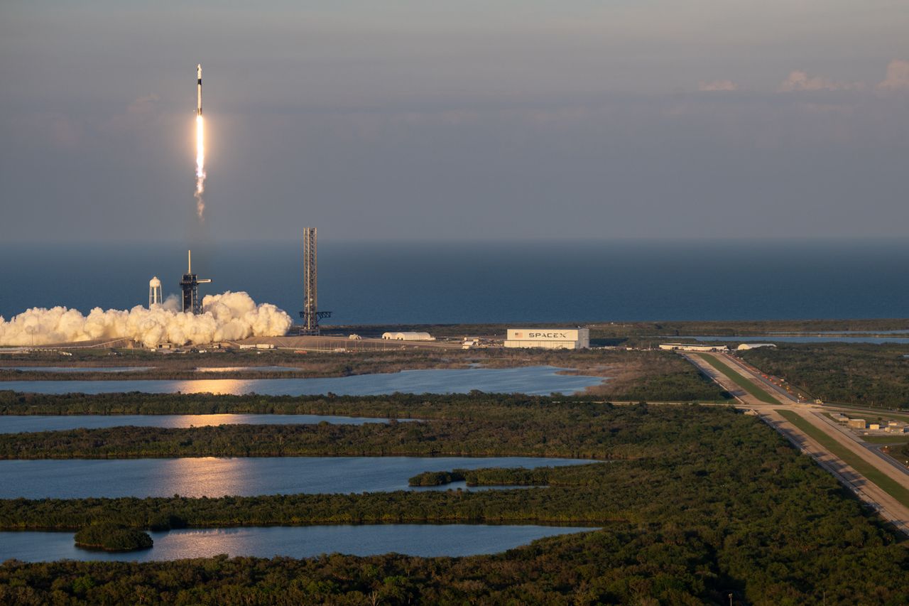 Rakieta SpaceX Falcon 9 i statek kosmiczny Dragon startują z kompleksu startowego 39A w Centrum Kosmicznym im. Kennedy'ego NASA 14 marca 2025 r. w Cape Canaveral na Florydzie.