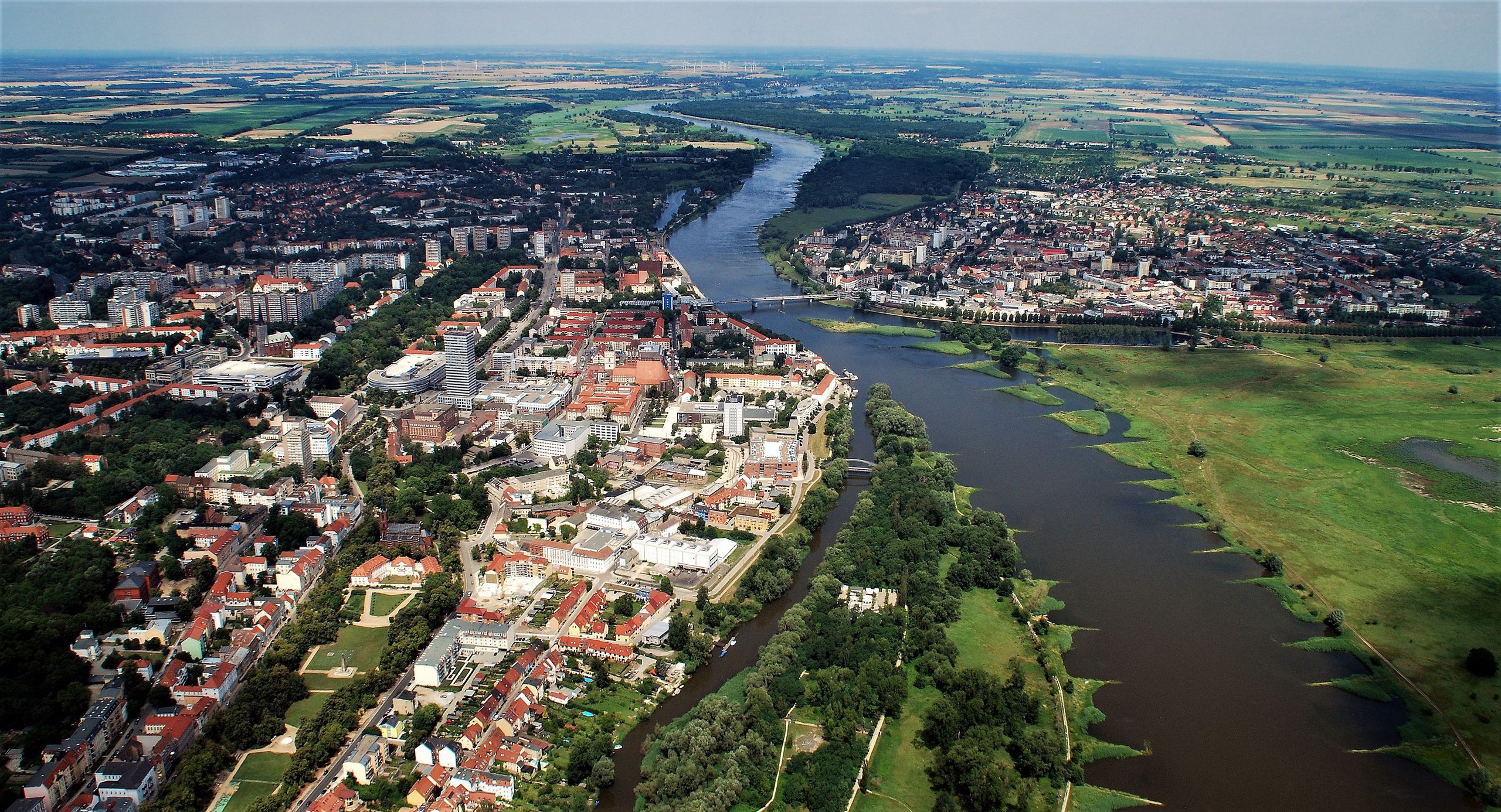 Niemiecki Frankfurt nad Odrą i polskie Słubice, przedzielone przepływającą graniczną rzeką