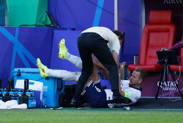 Na zdjęciu: Gareth Southgate, który próbował ratować Harry'ego Kane'a przed upadkiem (fot. Getty Images/Richard Sellers/Sportsphoto/Allstar)