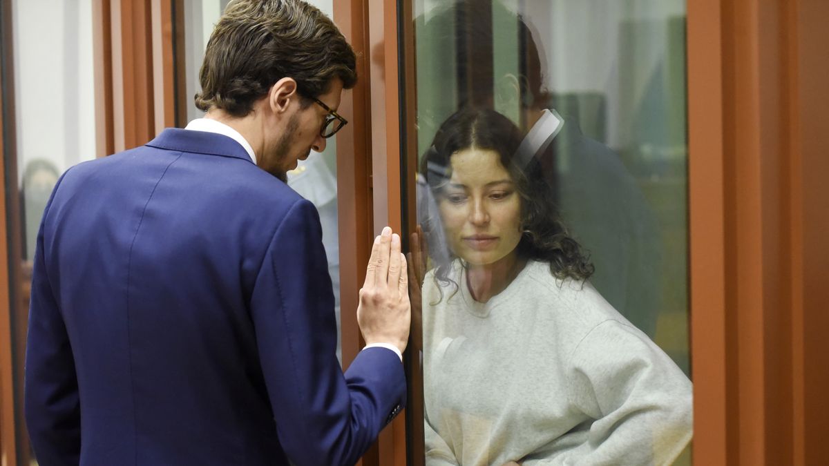 US and Russian citizen Ksenia Karelina stands in a glass cage during her treason trial in Sverdlovsk Regional court in Yekaterinburg, Russia, 15 August 2024. The Sverdlovsk Regional Court sentenced Ksenia Karelina, a US and Russian citizen accused of treason, to 12 years in prison. Karelina was arrested in February 2024 in Yekaterinburg. The FSB stated that she was involved in providing financial support to the armed forces of Ukraine. According to the special service, since February 2022 she 'proactively collected money in the interests of one of the Ukrainian organizations, which was subsequently used to purchase tactical medical supplies, equipment, weapons and ammunition for the Armed Forces of Ukraine.' EPA/STRINGER Dostawca: PAP/EPA.