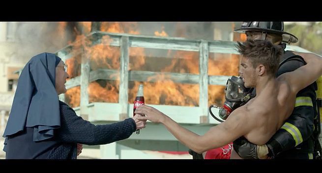 Sztafeta pechowców reklamuje Coca-Colę (wideo)