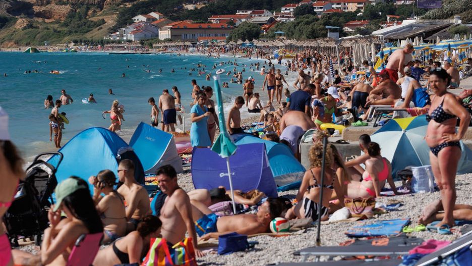 Plaża Baska na wyspie Krk pełna turystów w sezonie