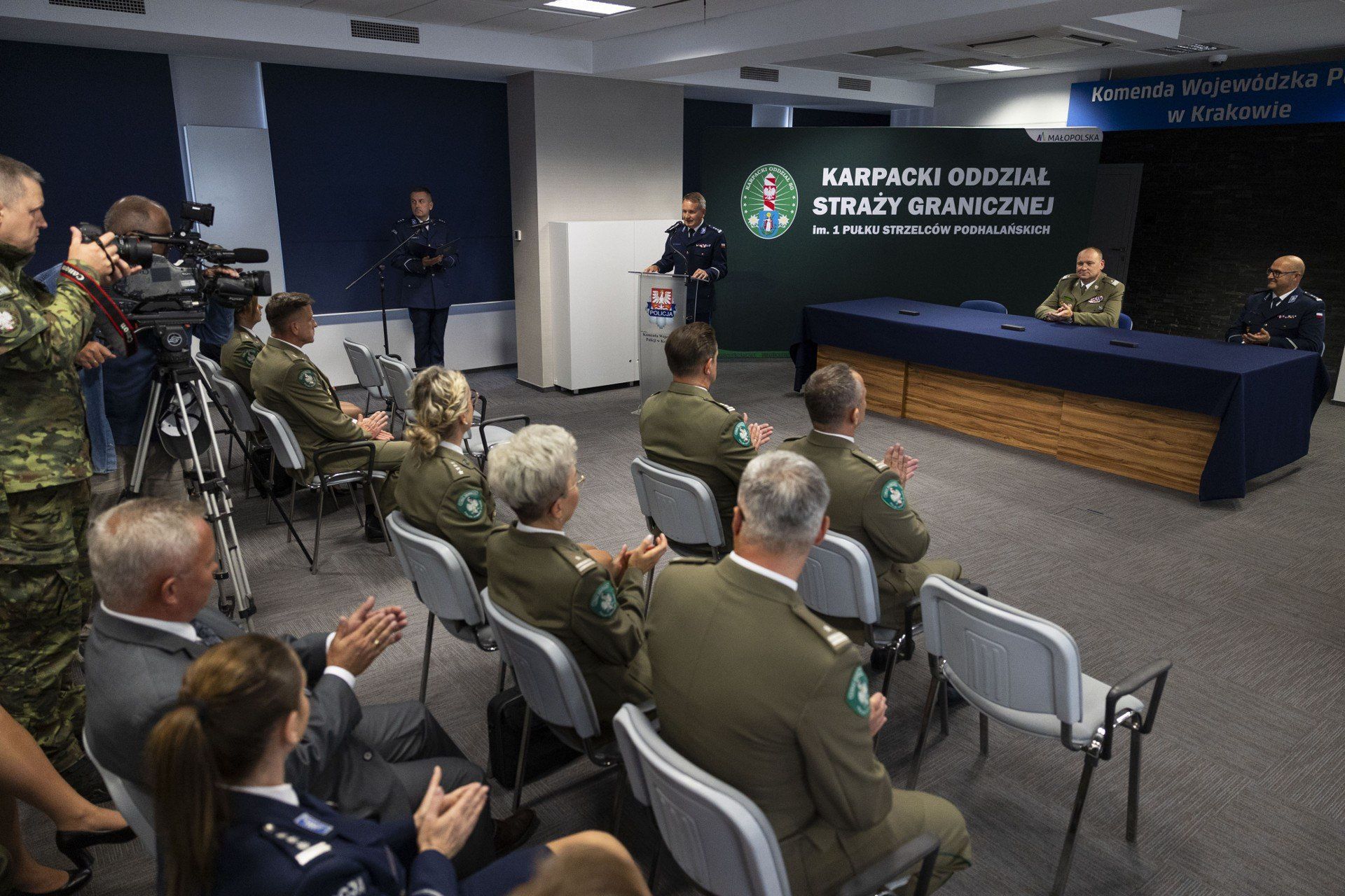 Konferencja prasowa zorganizowana 22 sierpnia 2025 roku w siedzibie Komendy Wojewódzkiej Policji w Krakowie podczas której uroczyście podpisane zostały porozumienia pomiędzy dyrektorami szkół, przedstawicielami policji oraz straży granicznej, dotyczące wprowadzenia w placówkach oddziałów o profilu mundurowym. W spotkaniu uczestniczył między innymi komendant wojewódzki policji w Krakowie insp. Artur Bednarek oraz gen. bryg. SG Adam JOPEK - komendant karpackiego oddziału straży granicznej.