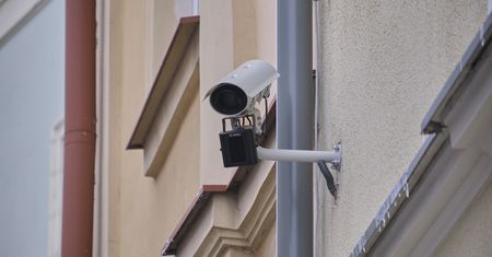 Wielu kierowców ignoruje znaki i wjeżdża na Stare Miasto. Efekt? Mandaty na łączną kwotę ponad 250 tys. zł