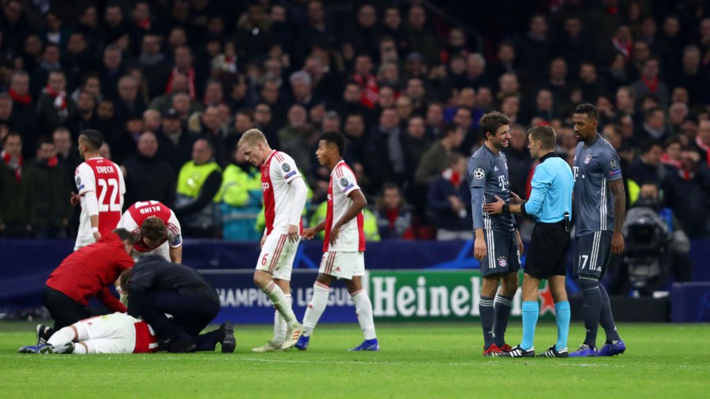 Zdjęcie okładkowe artykułu: Getty Images / Dean Mouhtaropoulos / Na zdjęciu: Thomas Mueller dyskutujący z sędzią. Obok opatrywany Nicolas Tagliafico