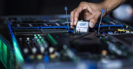 Intel chwali się wydajnością nowych procesorów Xeon. Jest jednak pewien haczyk