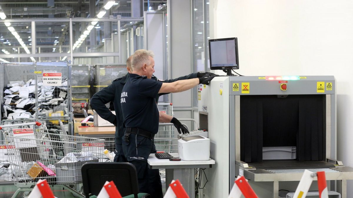 Otwarcie oddzia?u pocztowo-celnego w Lublinie23.11.2018 LUBLIN  OTWARCIE ODDZIALU CELNO POCZTOWEGO W SORTOWNI POCZTY POLSKIEJ W LUBLINIE. SZLAK JEDWABNY ZNOWU STAL SIE FAKTEM. CORAZ LICZNIEJSZE PACZKI Z CHIN SPOWODOWALY BRAK MOZLIWOSCI KONTROLI NADAWANYCH PRZESYLEK W WARSZAWIE. STAD POMYSL NA OTWARCIE NOWEGO PUNKTU W SORTOWNI LUBLIN.   SORTOWNIA POCZTA POLSKA MAGAZYN LIST PRZESYLKA ALI EXPRESS KONTROLA IZBA CELNA CLO RENDGEN PRZESWIETLANIE BUS   NZ   FOT. LUKASZ KACZANOWSKI / POLSKA PRESSFOT. LUKASZ KACZANOWSKI/POLSKA PRESS
