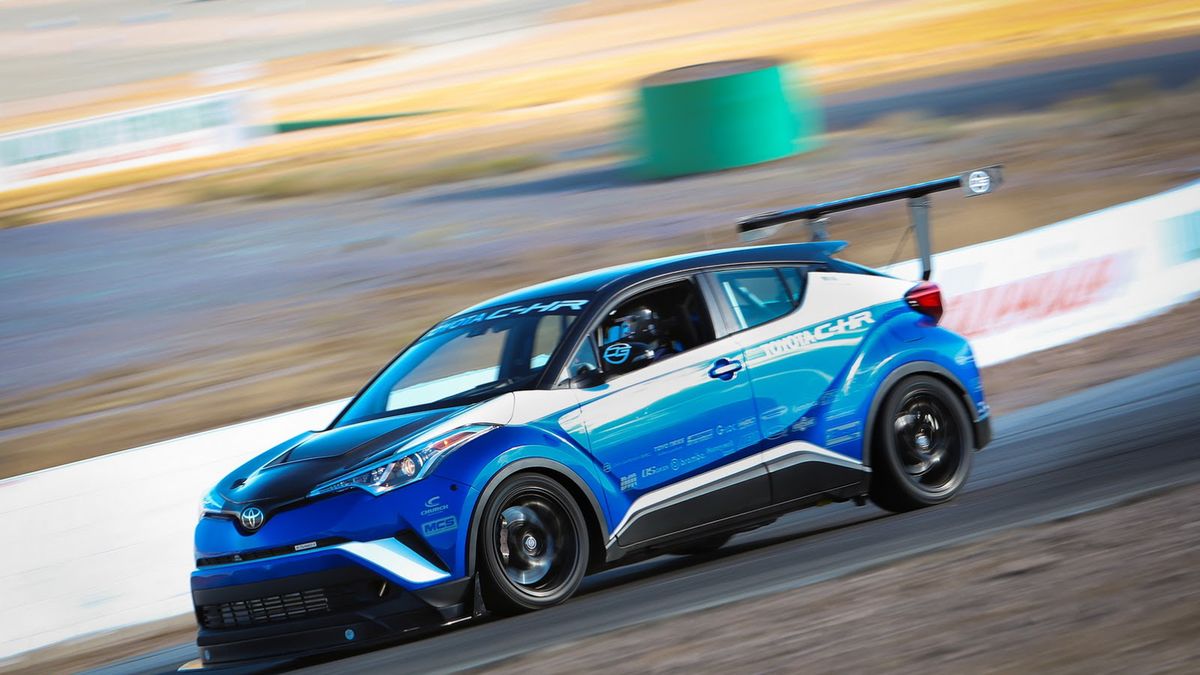 Toyota C-HR R-Tuned nie została stworzona wyłącznie na pokaz. Odwiedziła już tor Willow Springs