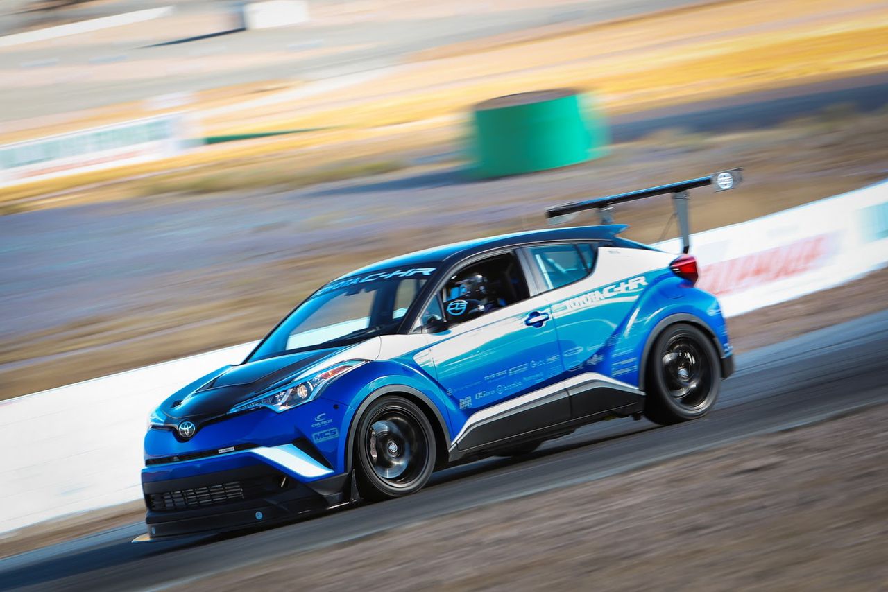 Toyota C-HR R-Tuned nie została stworzona wyłącznie na pokaz. Odwiedziła już tor Willow Springs