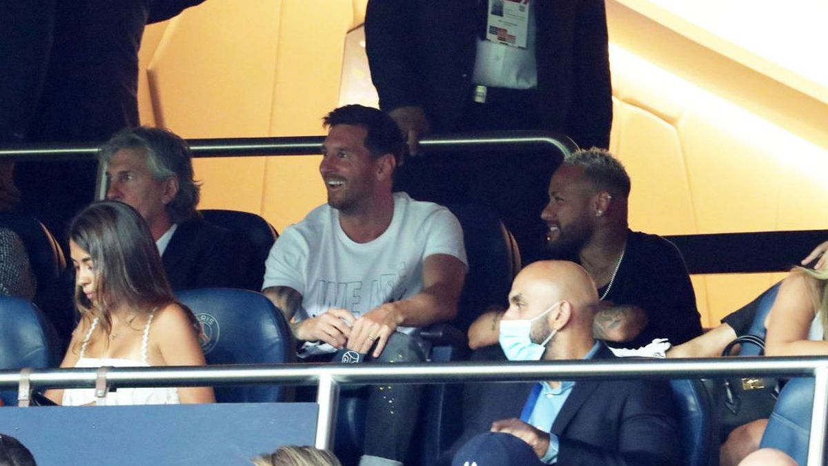 Messi i Neymar obserwują mecz PSG