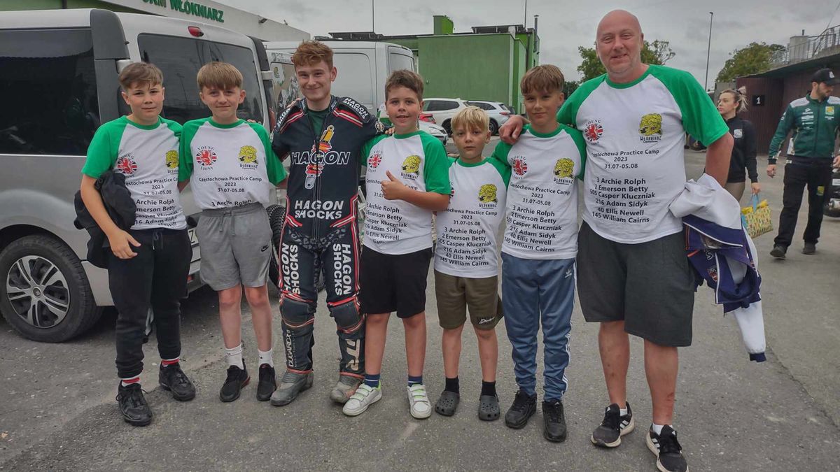 Archiwum prywatne / archiwum rodziny Sidyk / Na zdjęciu: młodzi zawodnicy GB Young Lions Speedway w towarzystwie Sama Hagona (w kevlarze)