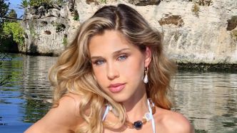Marysia Jeleniewska pręży się na tle palm w pastelowym bikini. Fani pieją z zachwytu: "Przesada. Jak można być tak pięknym?"