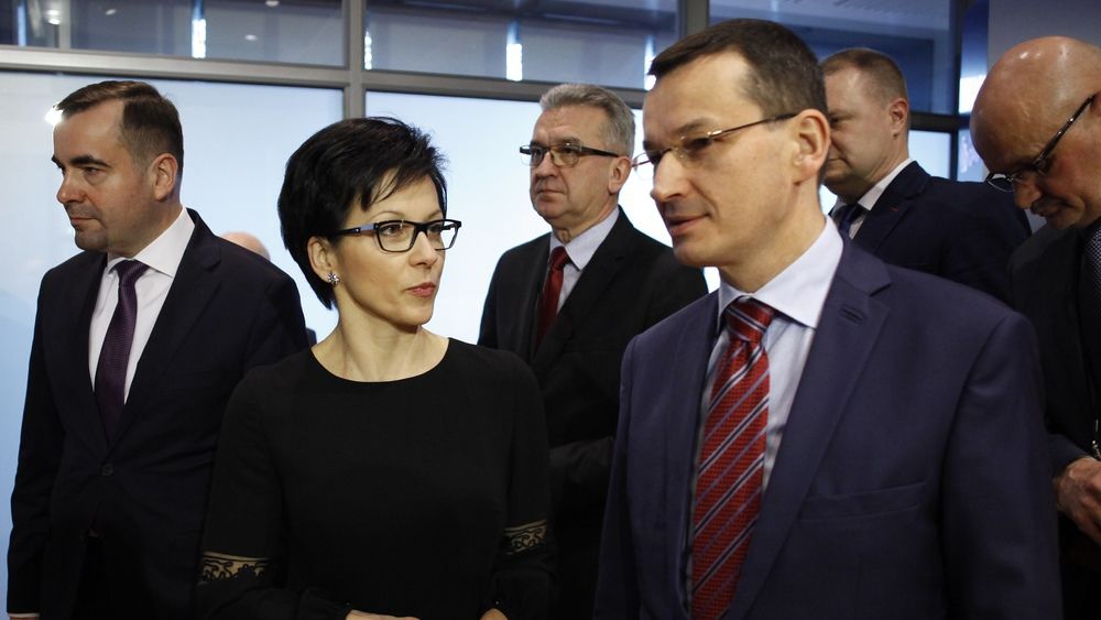 Na głównym planie dotychczasowa prezes GPW Małgorzata Zaleska i wicepremier Mateusz Morawiecki, odpowiedzialny w rządzie za nadzór właścicielski nad spółką.