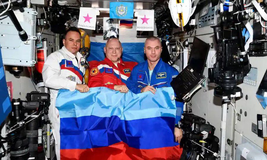 Rosyjscy kosmonauci zrobili sobie zdjęcie z flagą