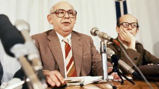 Jerzy Urban nie żyje. "Gdy zapytaliśmy go o śmierć, wyciągnął papierosa"