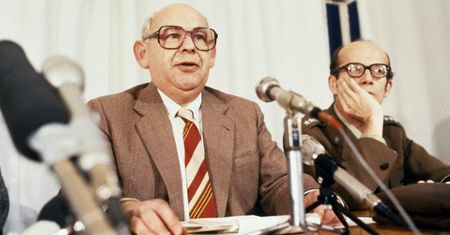 Jerzy Urban nie żyje. "Gdy zapytaliśmy go o śmierć, wyciągnął papierosa"