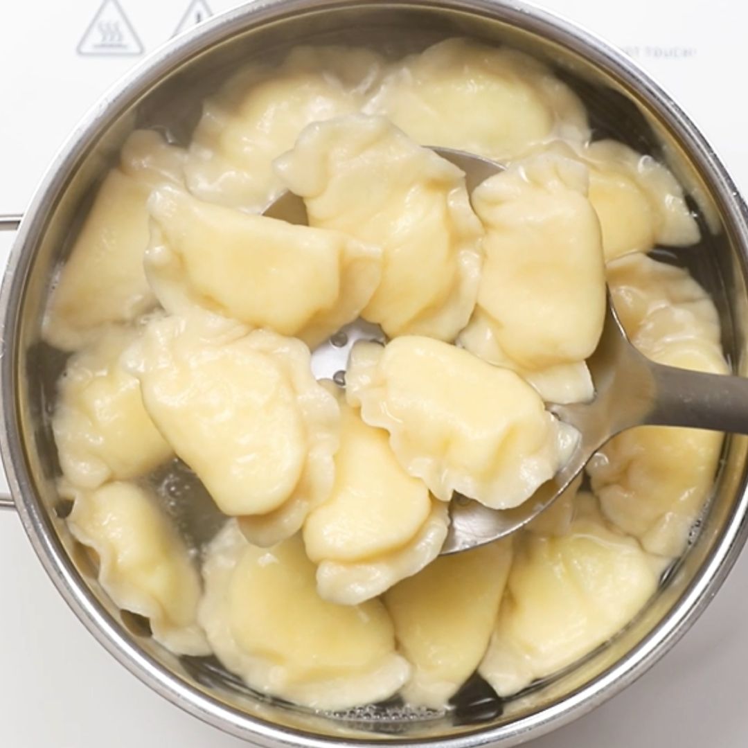 Pierogi z gorącej wody wyjmuję przy pomocy łyżki z cedzakiem