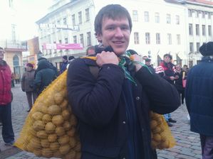 Przyjaciel z Kanady z darmowymi ziemniakami od rolników (jeden wór był mój)