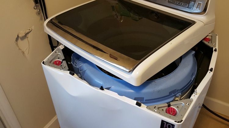 Jedna z pralek Samsunga po włączeniu wirowania (źródło: SaferProducts.gov)