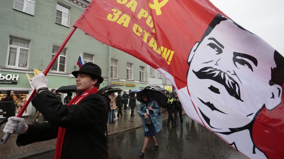 Zwolennik partii komunistycznej z flagą z portretem Stalina . Zdjęcie ilustracyjne