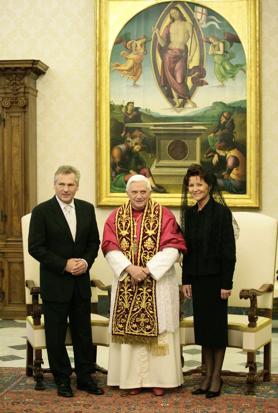 Kwaśniewscy z Benedyktem XVI w 2005 roku