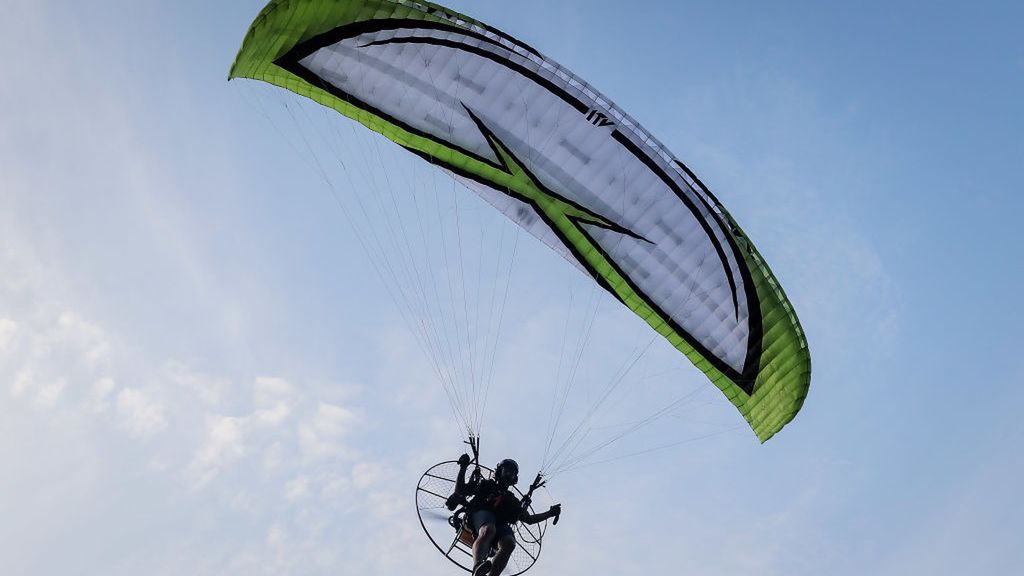 Paralotniarz spadł na ziemię z wysokości 30 metrów