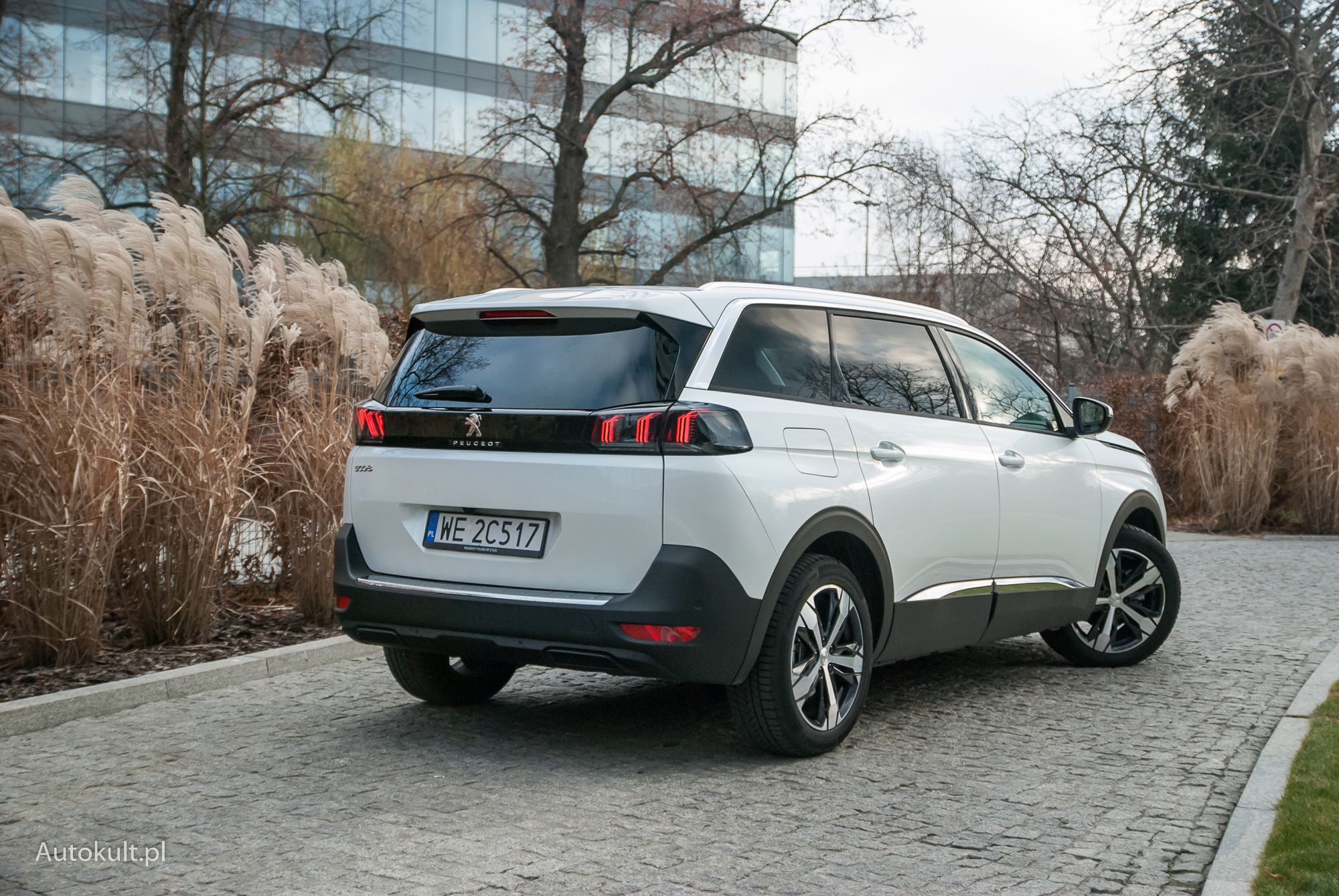 Peugeot 5008 po liftingu wyróżnia się światłami z elementami 3D.